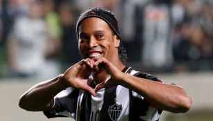 Ronaldinho celebrando un gol con el Atlético Mineiro 