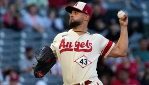 Patrick Sandoval jugando para los Angels