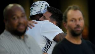 Abrazo entre Messi y LeBron