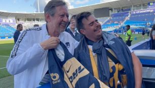 Leopoldo Silva con aficionado de Pumas en Montreal