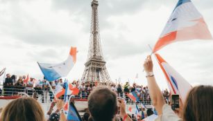 El pueblo francés en la Torre Eiffel a un año de los Juegos Olímpicos