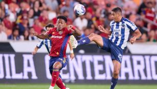 Luis Romo disputando el balón con el Monterrey