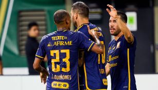 Jugadores de Tigres, en festejo de gol