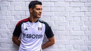 Raúl Jiménez, con el número 7, fue presentado por el Fulham previo al partido amistoso vs Aston Villa