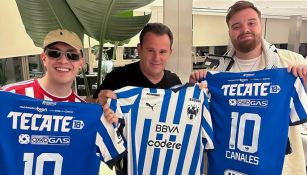 Ibai Llanos y Juan Guarnizo presumen playera de Rayados con el 10 de Sergio Canales 