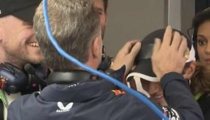 ¡No se aceptan intrusos! Christian Horner le tapa el logo de Ferrari a invitada en el Paddock