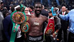 Terence Crawford con los cinturones 