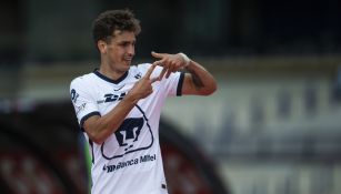 Juan Dinenno con la playera de los Pumas 