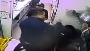 Agresor atacando al joven en Subway 