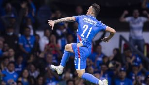 El jugador sudamericano tiene varias ofertas y podría salir de Cruz Azul