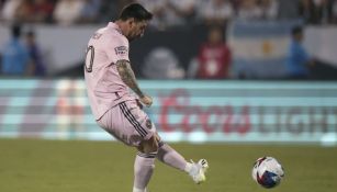 Lionel Messi durante el tiro libre que le dio el empate al Inter Miami