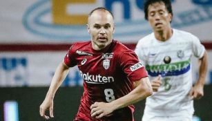 Iniesta jugando en la liga japonesa