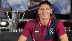 Edson Álvarez en su presentación con West Ham