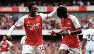 Nketiah y Saka celebran la victoria del Arsenal