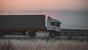 Tráiler arrolló a asaltante en la carretera 