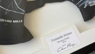 Checo Pérez subastará guantes autografiados por Fernando Alonso