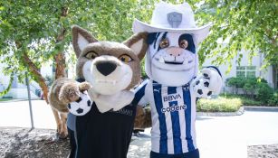 Tempo The Coyote. junto a Monty, mascota de Rayados