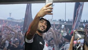 Dimitri Payet desata la locura en aeropuerto de Brasil por su llegada al Vasco da Gama