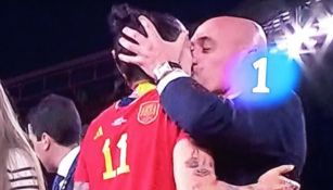 Rubiales y Hermoso se besaron de 'piquito'