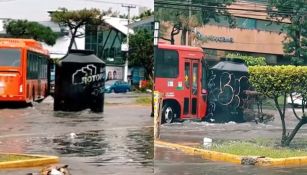 Tinaco 'navega' sobre avenida de Zapopan por fuertes lluvias