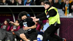 Activista siendo detenido en la cancha