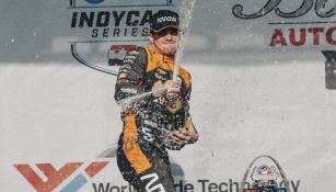 O`Ward celebra el segundo lugar en el IndyCar