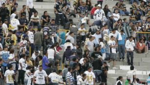 ¡Bronca en CU! Aficionados se pelearon en las gradas durante el juego entre Pumas y Tigres