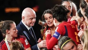 Gianni Infantino dándole la copa España