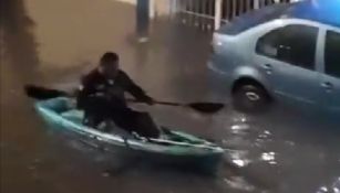 Hombre pasea en su kayak 