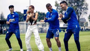 ¡Invitada de lujo! Anitta sorprendió a jugadores del América en Coapa y los puso a bailar