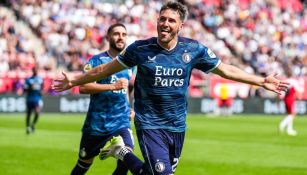 Santi Giménez celebrando su doblete con Feyenoord