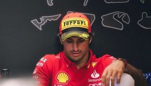 Sainz viendo su celular 