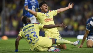 Kevin Álvarez celebra junto a Julián Quiñones 