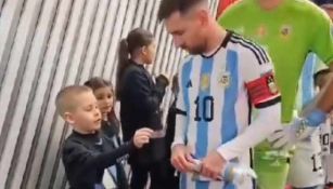 Niño le regala dos estampas doradas a Lionel Messi previo al partido vs Ecuador