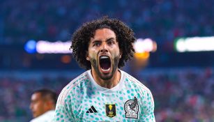 Chino Huerta en celebración de su primer gol con el Tri