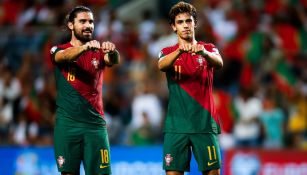 Joao Felix y Ruben Neves en celebración de gol