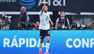 César Huerta festejando su gol con el Tri 