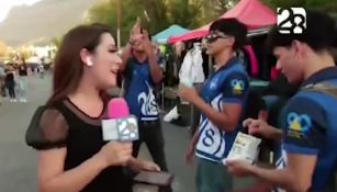 Aficionado de Tigres juega broma y le baja los pantalones a su amigo frente a reportera de Monterrey en programa en vivo