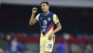 Lainez jugando con el cuadro azulcrema