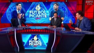 José Ramón Fernández se olvida que está al aire y dice que "es una mam***" el pensar que Chivas use naturalizados; Hugo Sánchez aprovecha y alburea a David Faitelson 