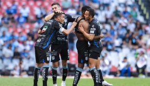 Gallos celebra la victoria en el Estadio Azteca