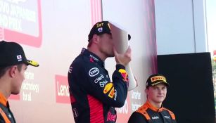 Max Verstappen besó el trofeo del GP de Japón y se iluminó con los colores de la bandera de Países Bajos