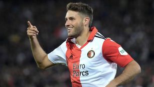 Santiago Giménez celebrando un gol con el Feyenoord