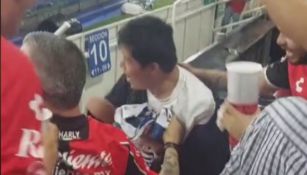 Aficionado de Puebla recibe la playera de Sebastián Olmedo 