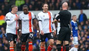 Los jugadores del Luton tras el silbatazo final 