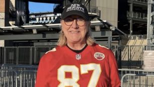 Donna Kelce saliendo del Lincoln Financial Field en Philadephia