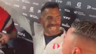 Tevez en la zona mixta festejando 