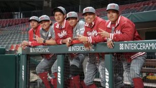 El bullpen de los rojos celebrando la victoria momentánea