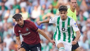 Real Betis y Sparta Praha disputando el balón