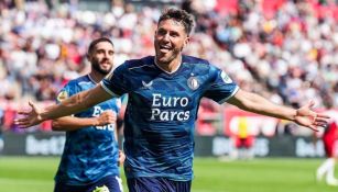 Santiago Giménez celebrando su gol 